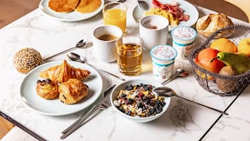 Petit déjeuner buffet (22 EUR par personne)
