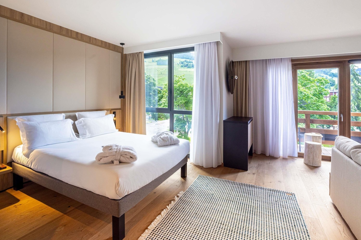 Suite junior, 1 cama matrimonial y sofá cama, balcón | Ropa de cama de alta calidad y espacio para trabajar con laptop