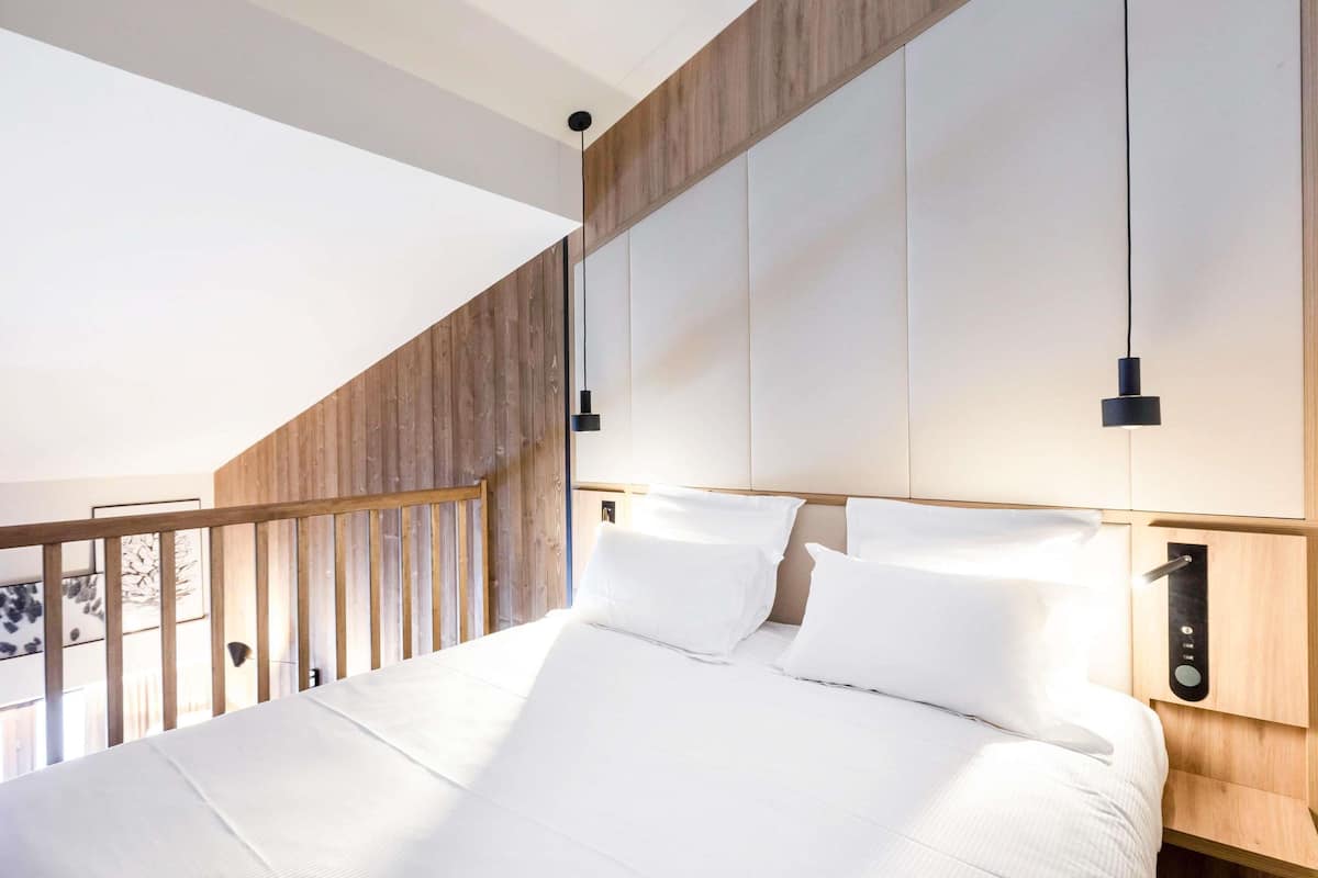 Familjesvit - 1 dubbelsÀng med bÀddsoffa | Individuell inredning, unika möbler och arbetsyta för laptop