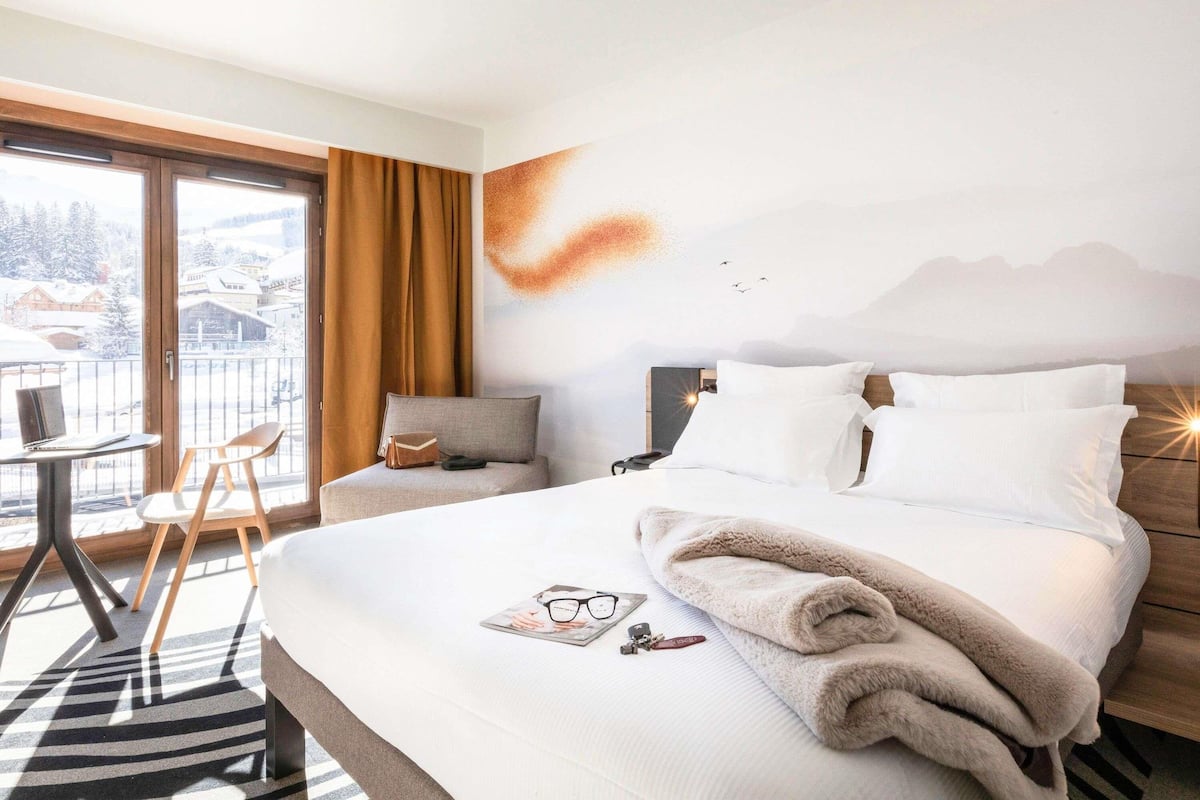 Individually decorated, individually furnished, laptop workspace