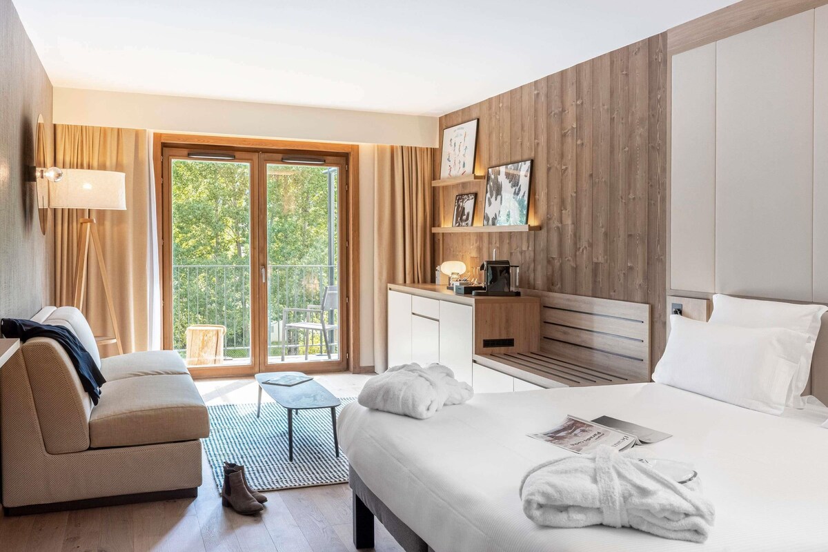 Junior Suite, 1 Katil Kelamin (Double) dengan Katil Sofa, Balcony | Peralatan tempat tidur premium, ruang kerja komputer riba, kalis bunyi 