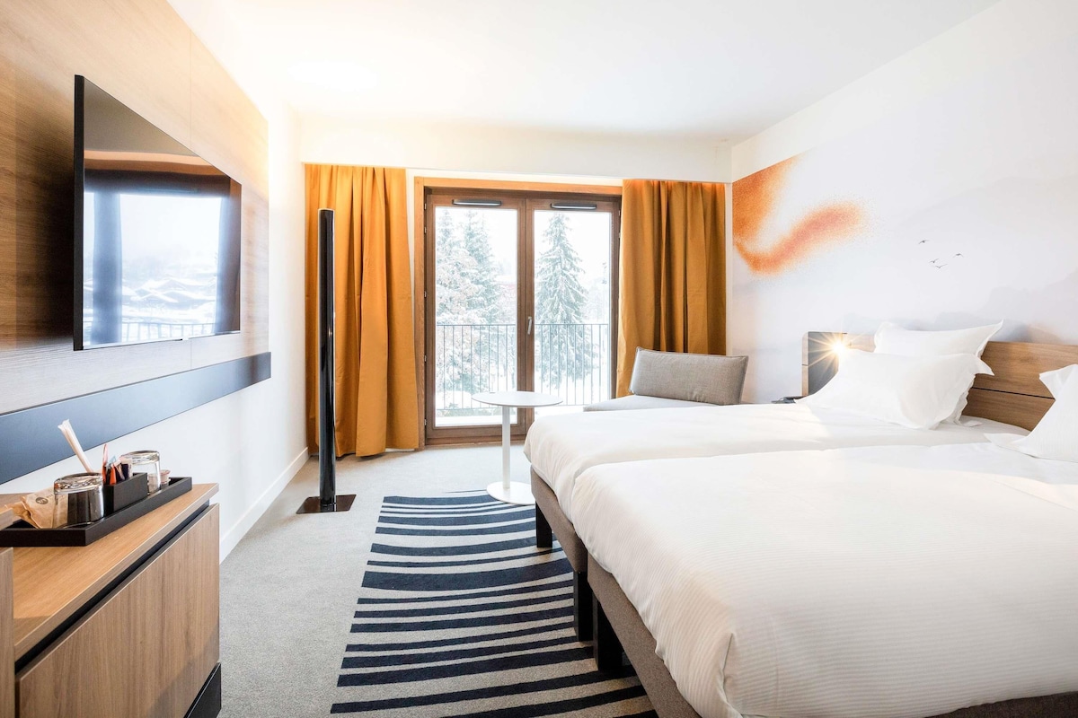 Habitación clásica, varias camas | Ropa de cama de alta calidad y espacio para trabajar con laptop