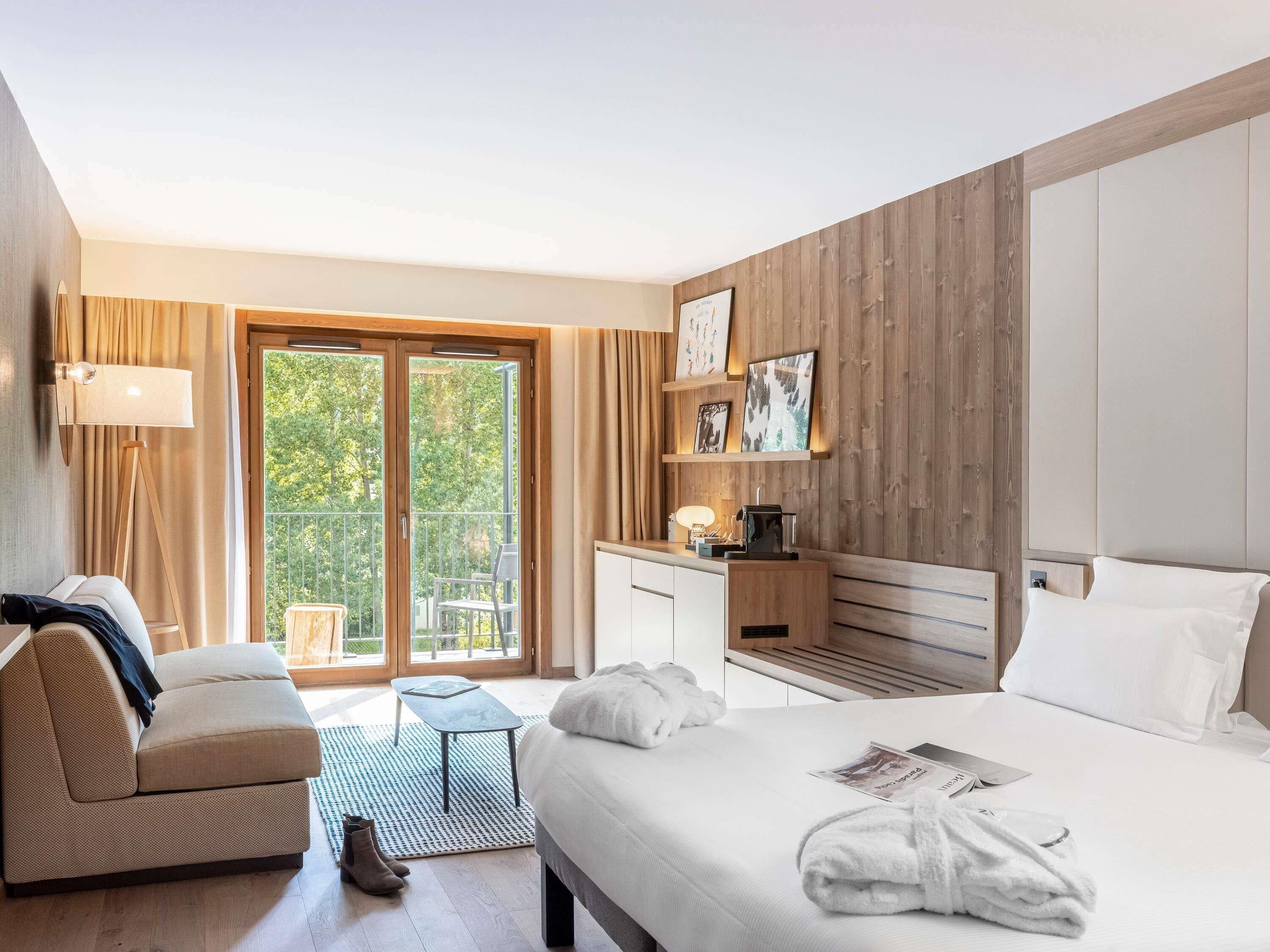 Suite junior, 1 cama matrimonial y sofá cama, balcón | Decoración personalizada y muebles diferentes 