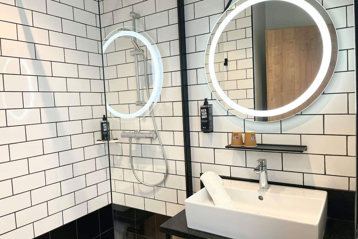 Bureau, chambres insonorisées, Wi-Fi gratuit, draps fournis