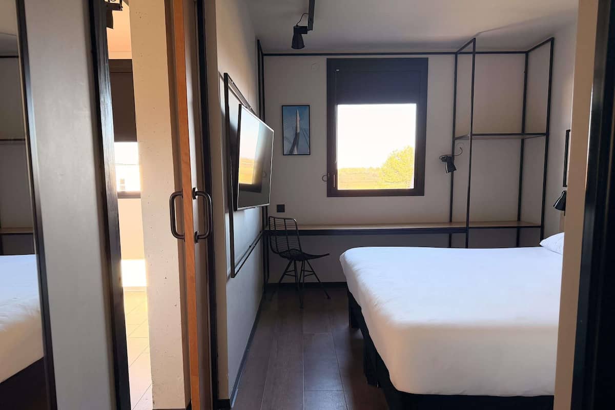 Chambre Familiale, 1 lit double et 1 canapé-lit | Bureau, chambres insonorisées, Wi-Fi gratuit, draps fournis