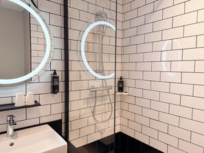 Douche, articles de toilette écologiques, sèche-cheveux