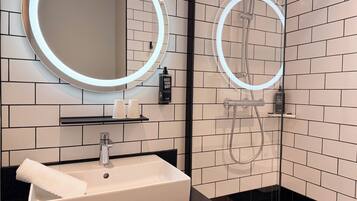 Habitación estándar, 2 camas individuales | Baño | Regadera, amenidades de baño ecológicas, secadora de cabello, toallas