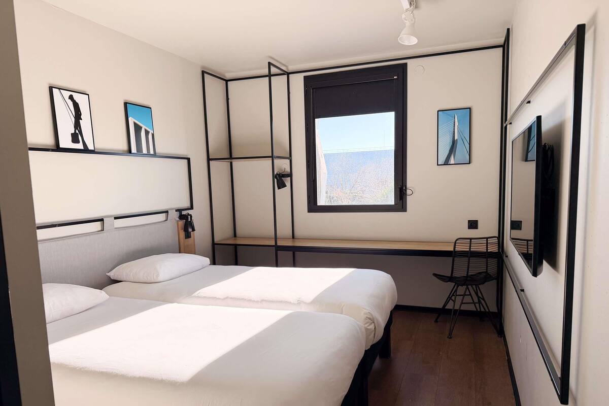 Standaard kamer, 2 eenpersoonsbedden | Een bureau, een laptopwerkplek, geluiddichte muren, gratis wifi