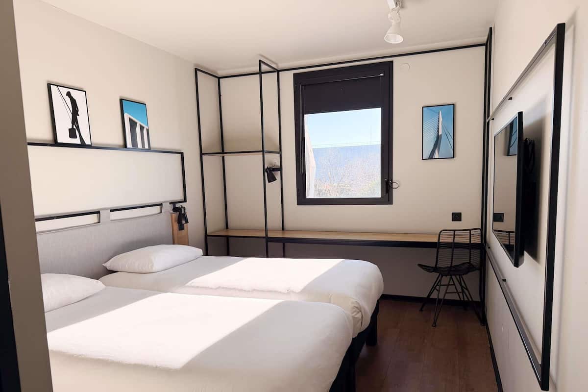 Habitación estándar, 2 camas individuales | Escritorio, insonorización, wifi gratis y ropa de cama