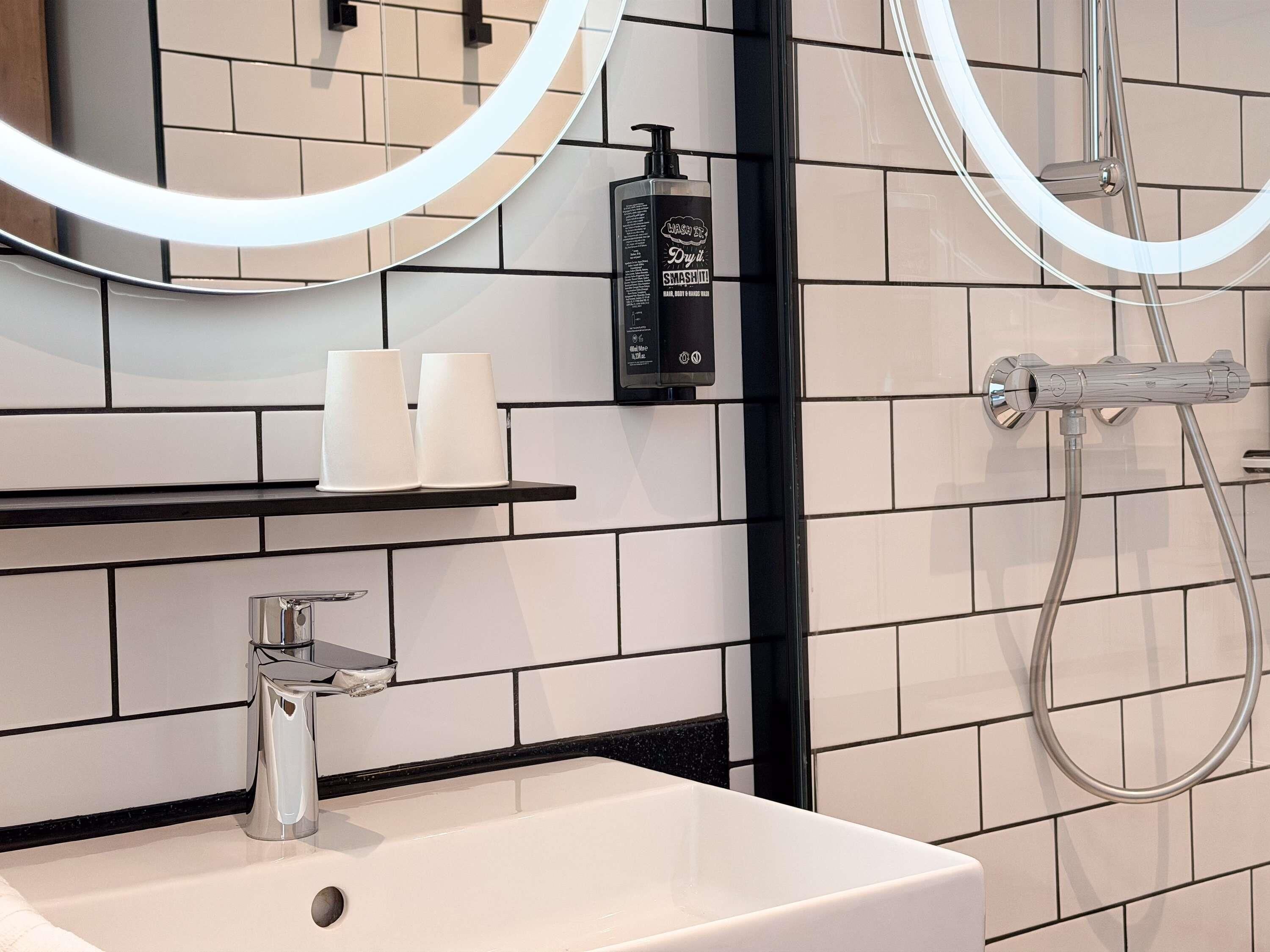 Standaard kamer, 2 eenpersoonsbedden | Een bureau, een laptopwerkplek, geluiddichte muren, gratis wifi