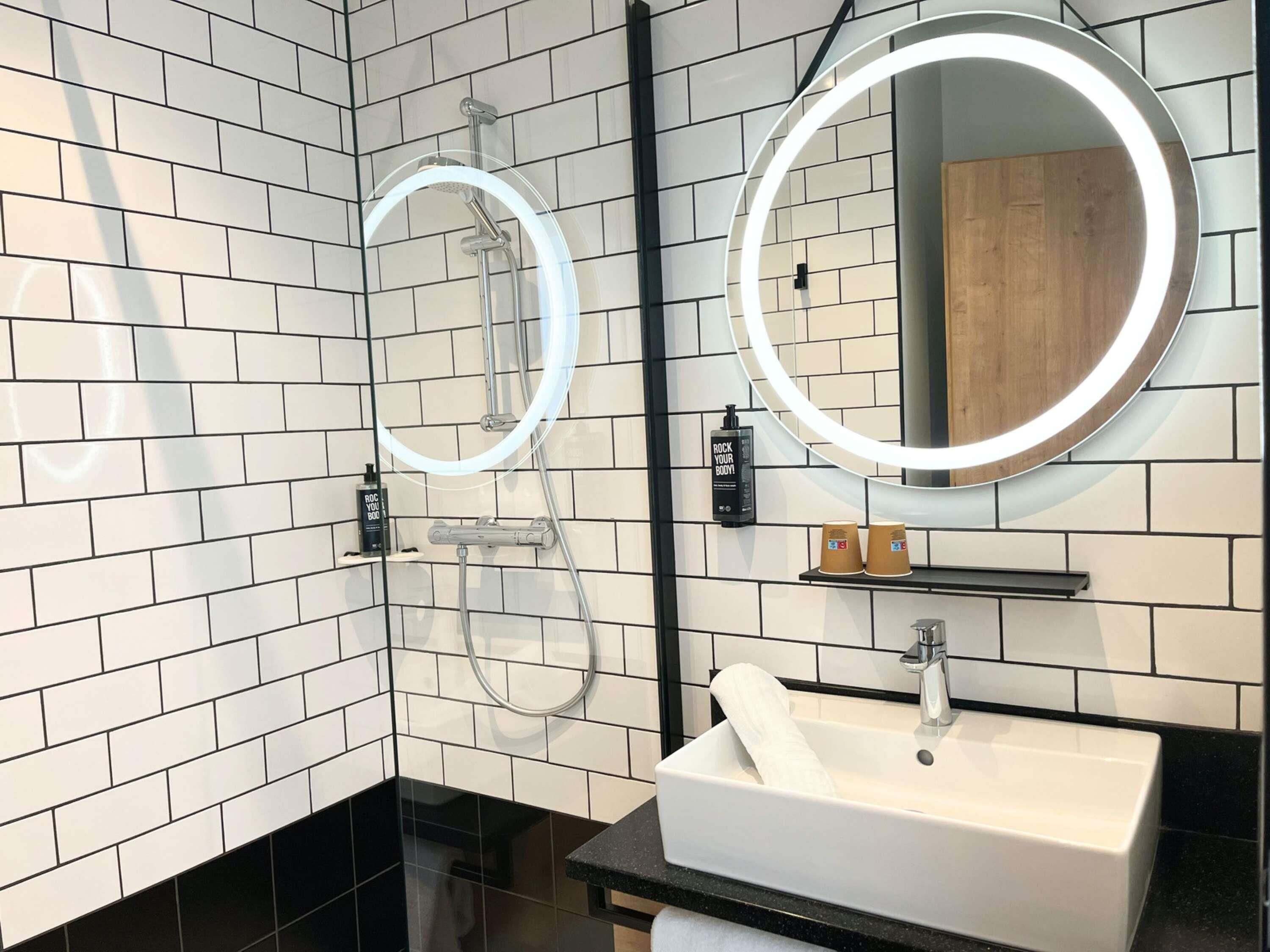 standard double room, 1 double bed | desk, soundproofing, free wifi, bed sheets