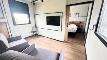 Escritorio, sistema de insonorización, wifi gratis y ropa de cama