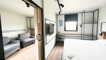 Escritorio, sistema de insonorizaciĂłn, wifi gratis y ropa de cama