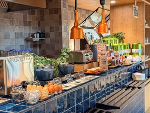 Petit déjeuner buffet servi tous les jours en supplément
