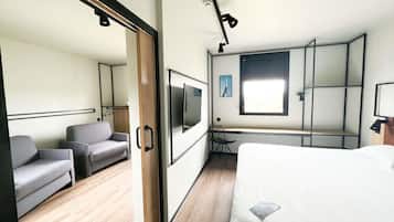 Escritorio, sistema de insonorización, wifi gratis y ropa de cama