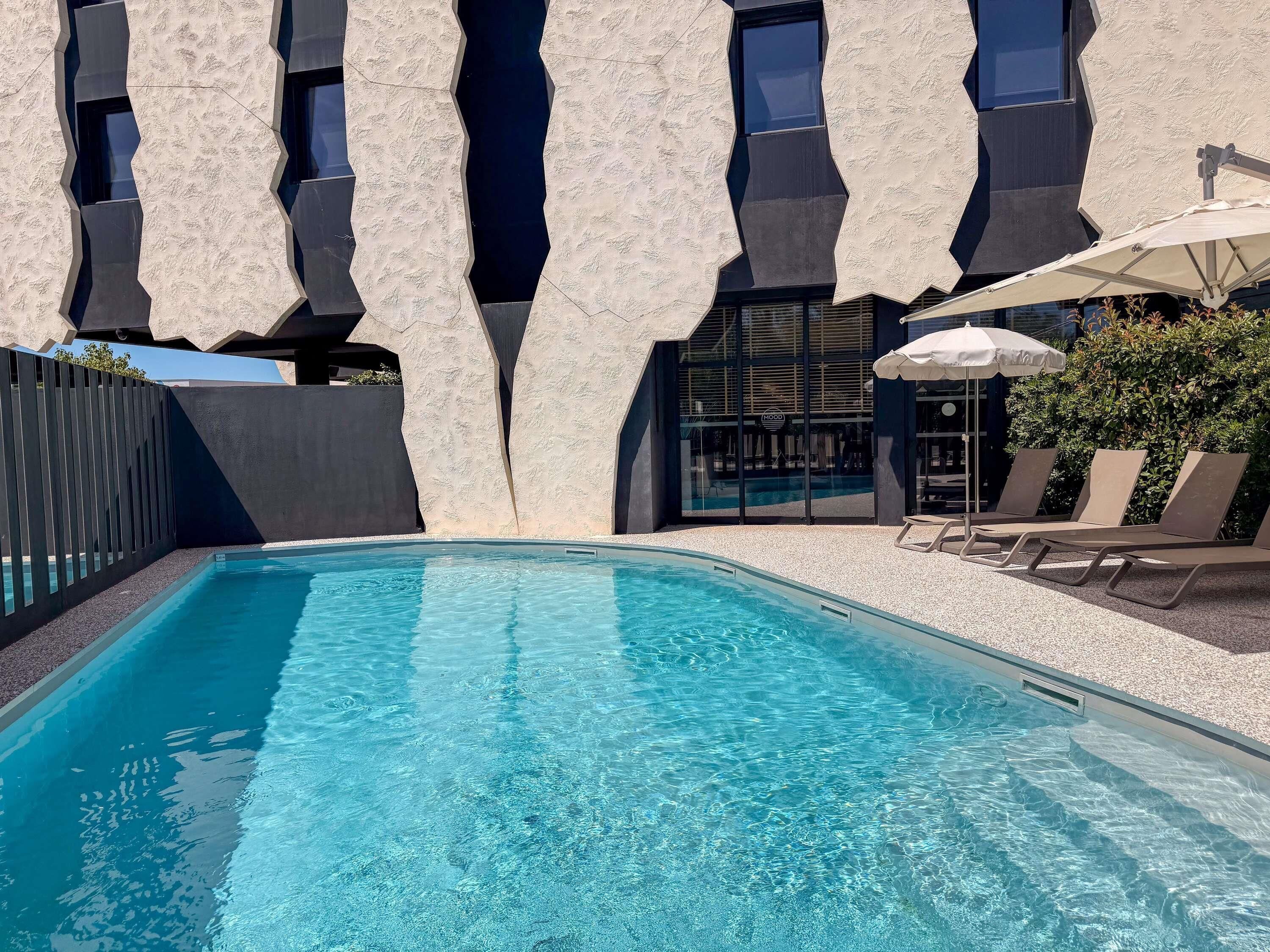 Piscina externa sazonal, guarda-sóis, espreguiçadeiras