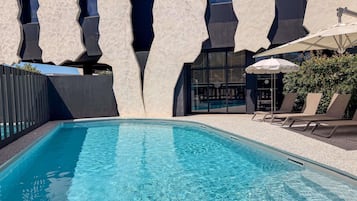 Piscina externa sazonal, guarda-sóis, espreguiçadeiras