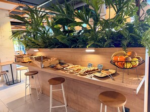 Petit déjeuner buffet servi tous les jours en supplément