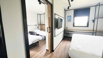 Escritorio, sistema de insonorización, wifi gratis y ropa de cama