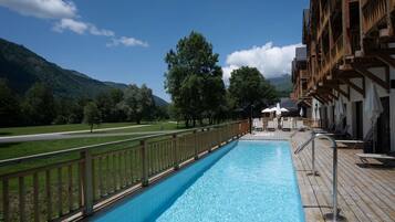 Piscine extérieure, chaises longues