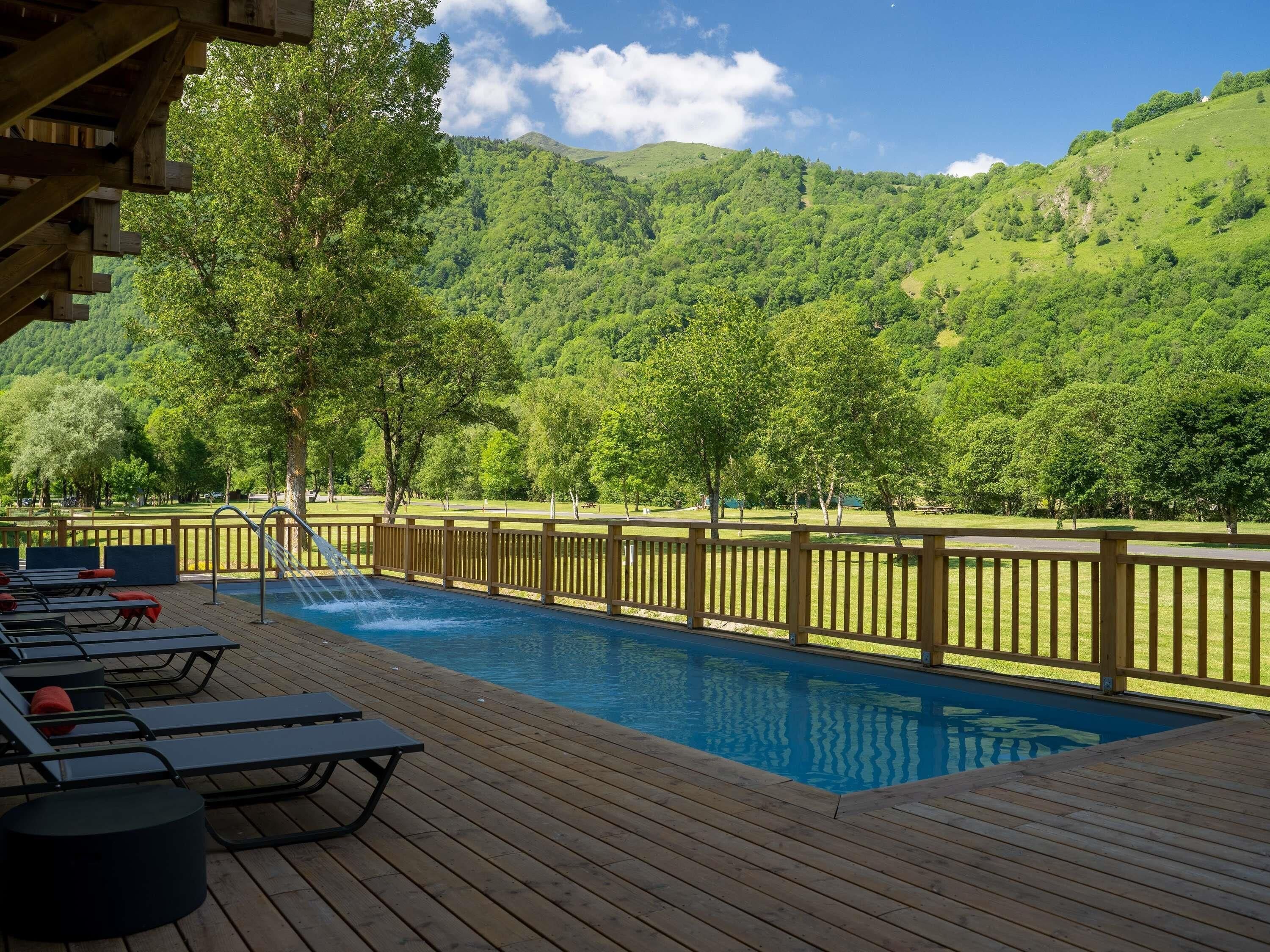 Piscine extérieure, chaises longues