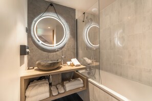 Villa, Balkon | Badezimmer | Umweltfreundliche Kosmetikartikel, Haartrockner, Bademäntel, Hausschuhe