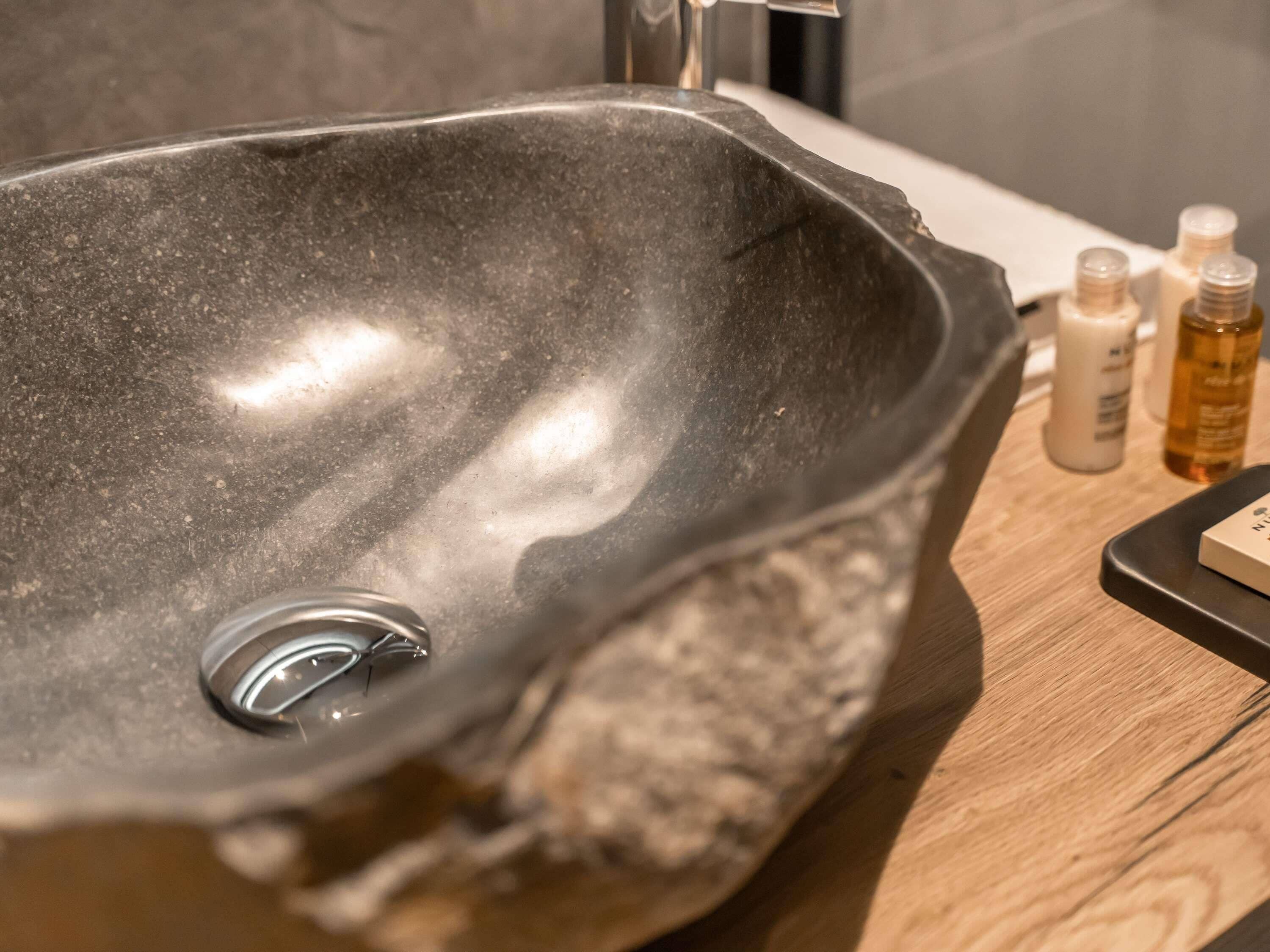 Caja fuerte, sistema de insonorización, cunas gratuitas y wifi gratis