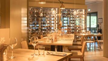 Déjeuner et dßner servis sur place, spécialités Cuisine locale