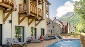 Outdoor pool, pool loungers - Hôtel Mercure Peyragudes Loudenvielle Pyrénées (Loudenvielle)