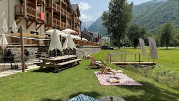 Serveert lunch en diner, lokale gerechten