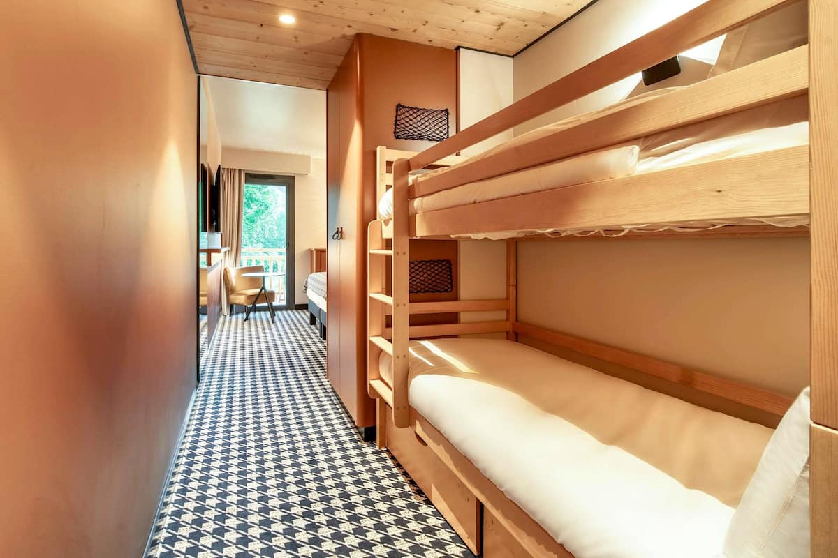 Habitación familiar, varias camas, balcón | Caja de seguridad en la habitación, insonorización y cunas gratuitas