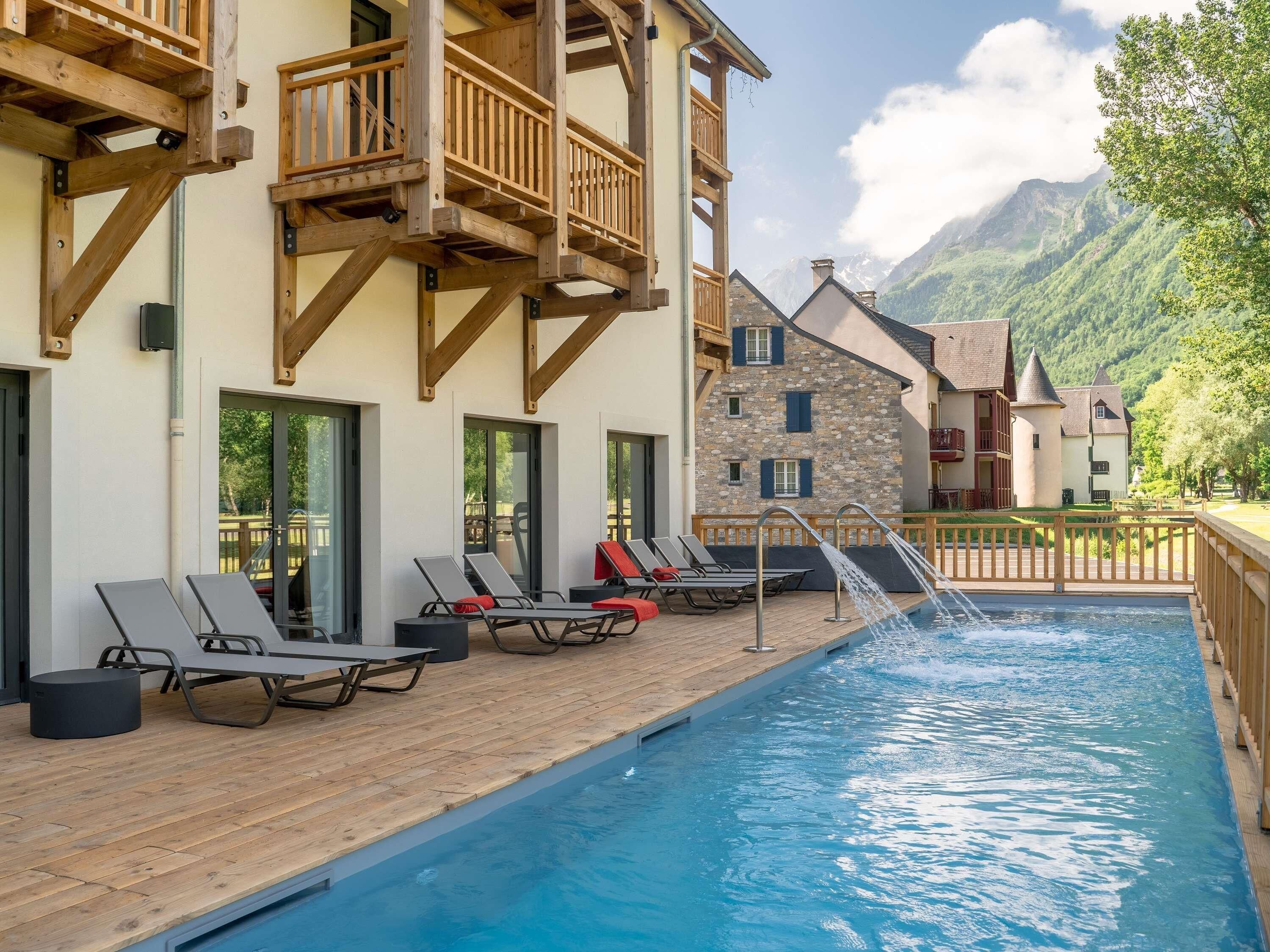 สระว่ายน้ำกลางแจ้ง, เก้าอี้อาบแดดริมสระ