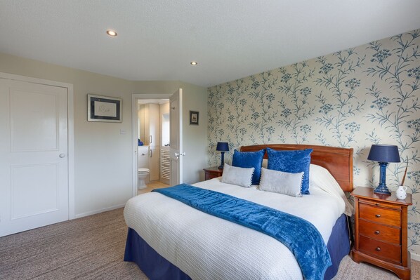 3 habitaciones, caja de seguridad en la habitación y escritorio