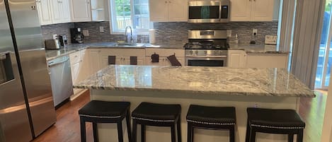 冰箱、微波炉、烤箱、炉灶