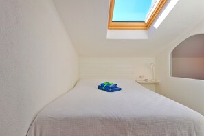 2 habitaciones, tabla de planchar con plancha y cuna de viaje