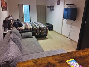 1 slaapkamer, een bureau, een strijkplank/strijkijzer, wifi