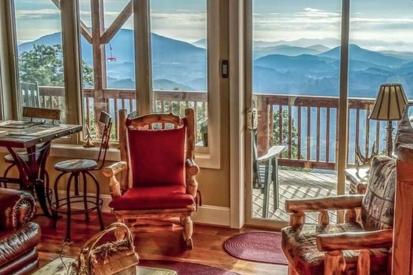 Televisor intel·ligent, llar de foc i llibres