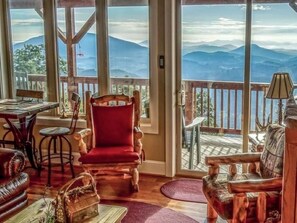 Een smart-tv, een open haard en boeken