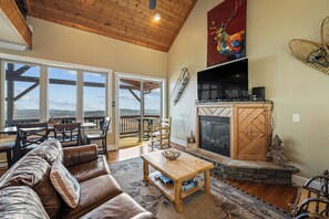 Smart TV, chimenea y libros 