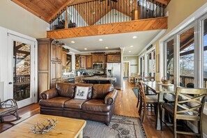 TV connectée, cheminée, livres