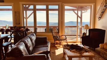 TV connectée, cheminée, livres