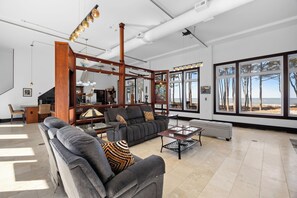 Smart-TV, peis, DVD-spiller og musikkbibliotek