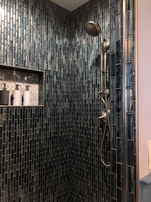 Ensemble douche/baignoire, sèche-cheveux, bidet, serviettes fournies