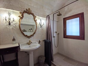 Combined shower/bathtub, hair dryer, bidet, towels - Trullo Don Mino, near Alberobello and Locorotondo, private pool (Locorotondo)