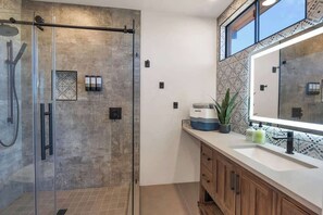Bathtub, hair dryer, towels - Saguaro Retreat-Salt Pool, Spa, Mountain Views (Tucson)