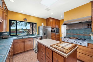 Private kitchen - Saguaro Retreat-Salt Pool, Spa, Mountain Views (Tucson)
