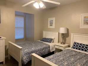 3 habitaciones, tabla de planchar con plancha y cuna de viaje 