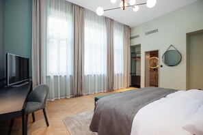 In-room safe, individually decorated, individually furnished, desk - Alice Hotel (Budapest)