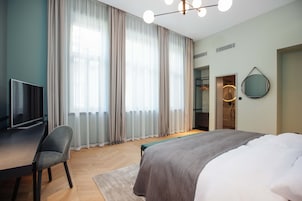 In-room safe, desk, laptop workspace, soundproofing