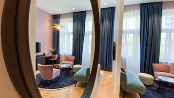 Premium kamer | Woonruimte | Flatscreentelevisie